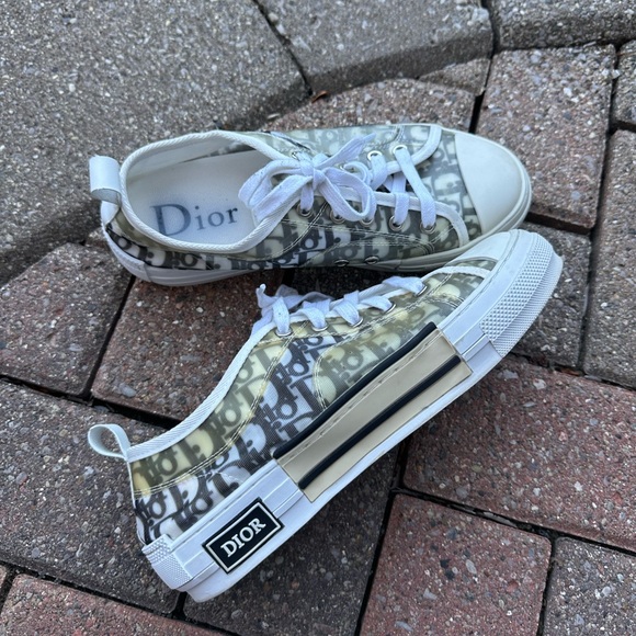 Cute & Trendy Logo Sneakers - Picture 5 of 7